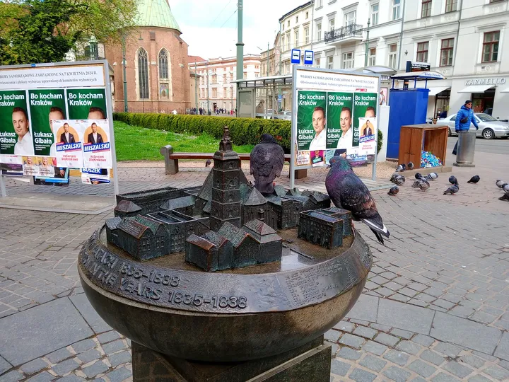 Fountain viewed from the opposite side at All Saints Square, Kraków