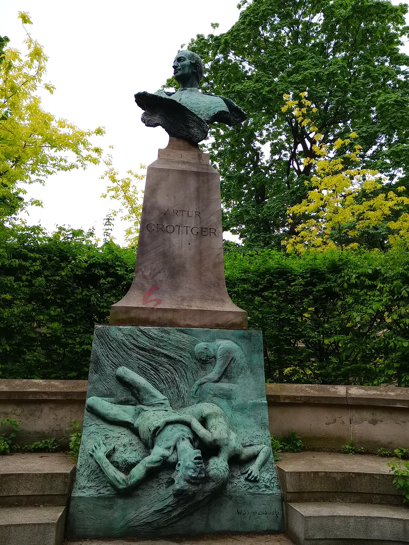 The artist’s bust above a sculpted pedestal at Artur Grottger monument