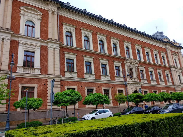 Building windows above the passing traffic at Basztowa Street