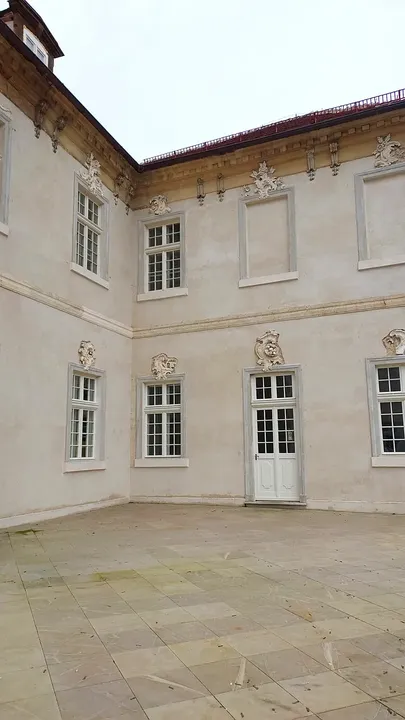 Lower palace wing beside the approach at Bojadła Palace