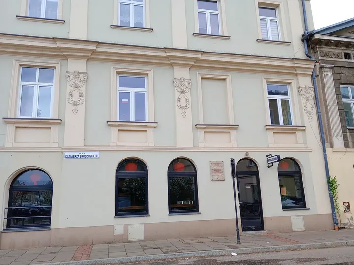 Street-level doorways beneath upper windows at Brodzińskiego Street