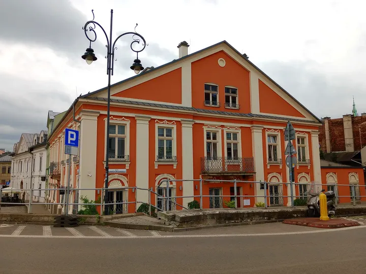 The coloured corner townhouse at Brodzińskiego Street