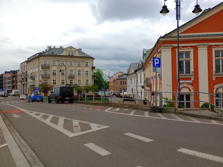 The crossing beside the townhouse at Brodzińskiego Street