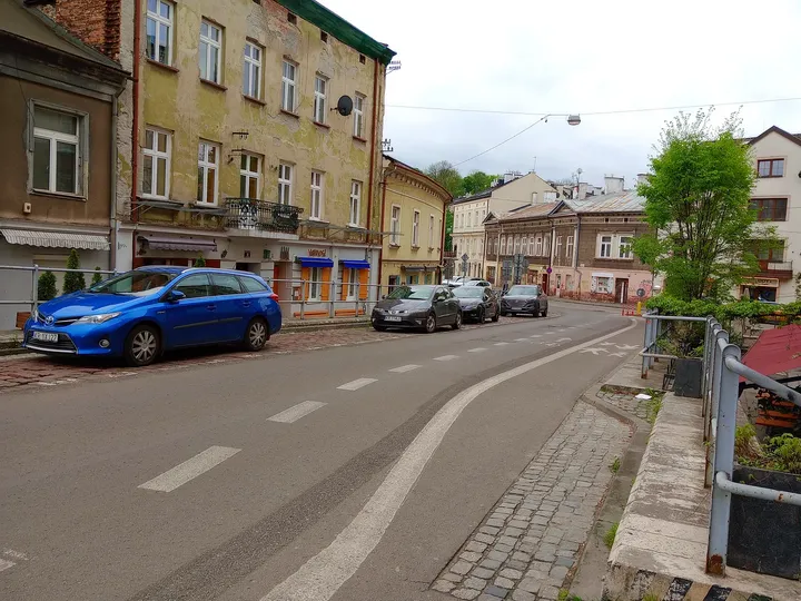A painted building beside the junction at Brodzińskiego Street