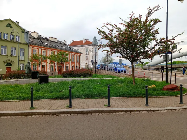 Townhouses beyond the open pavement at Brodzińskiego Street