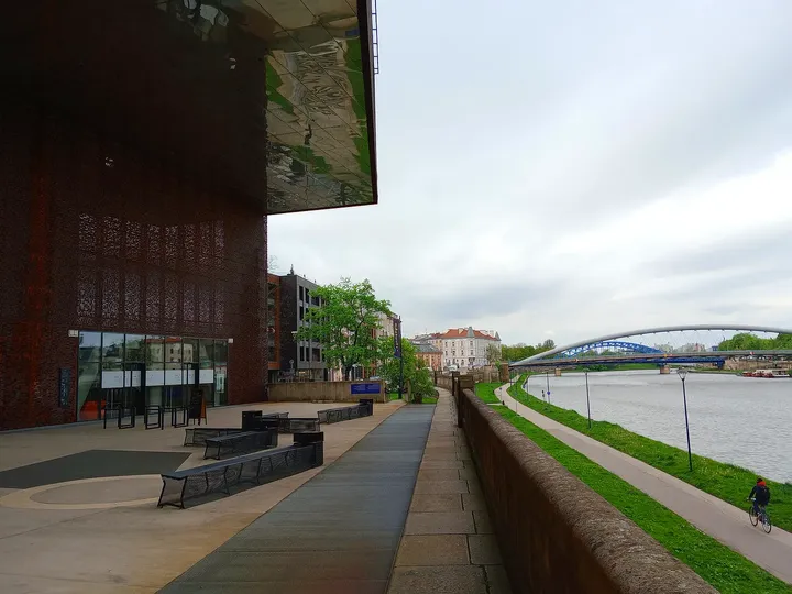 Riverside route along the museum at Cricoteka