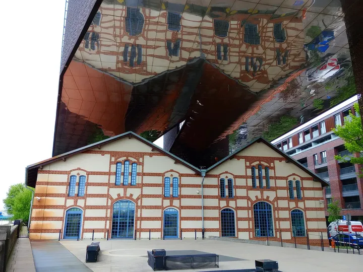 Historic building below the new upper volume at Cricoteka