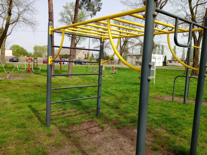 Yellow overhead frame beside the grass at Czerwieńsk outdoor exercise ground
