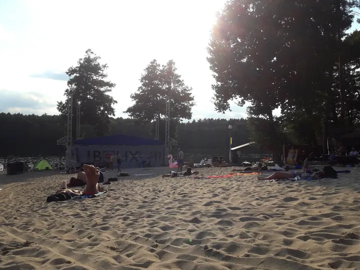 Sandy beach beneath the trees at Dąbie lakeside recreation ground