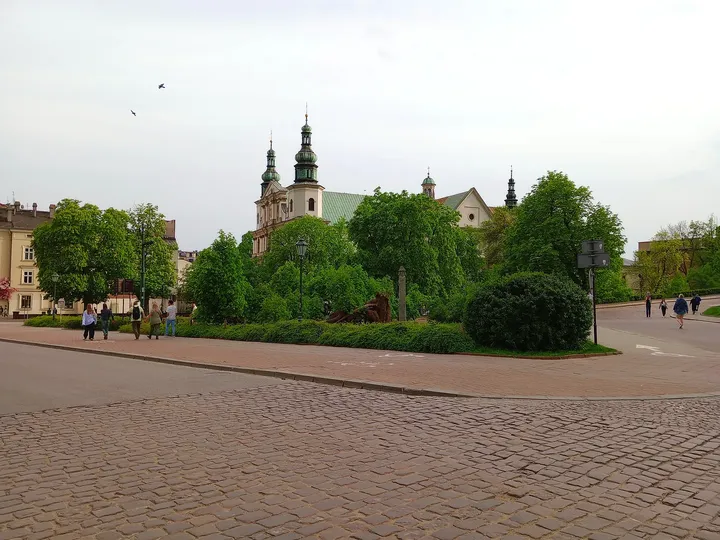 A broad view towards the castle buildings at Father Adam Studziński Square