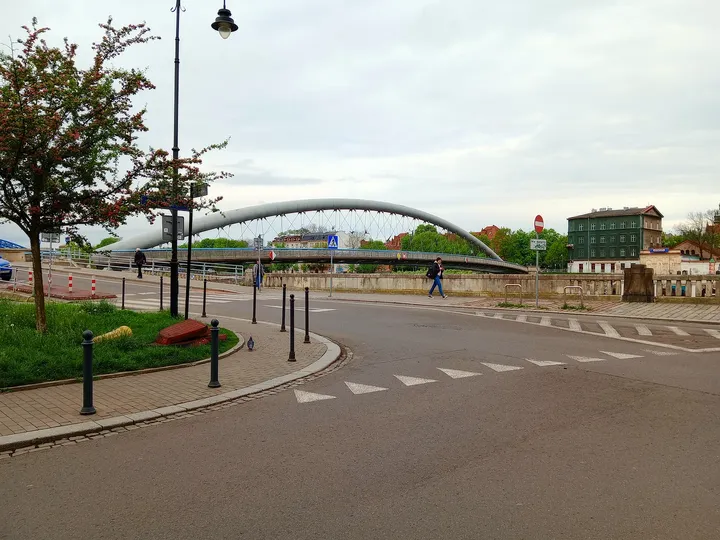 The footbridge beyond the riverside junction at Father Bernatek Footbridge