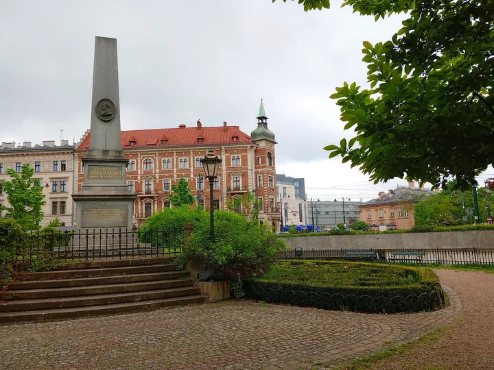 The stone shaft and clipped beds at Florian Straszewski monument