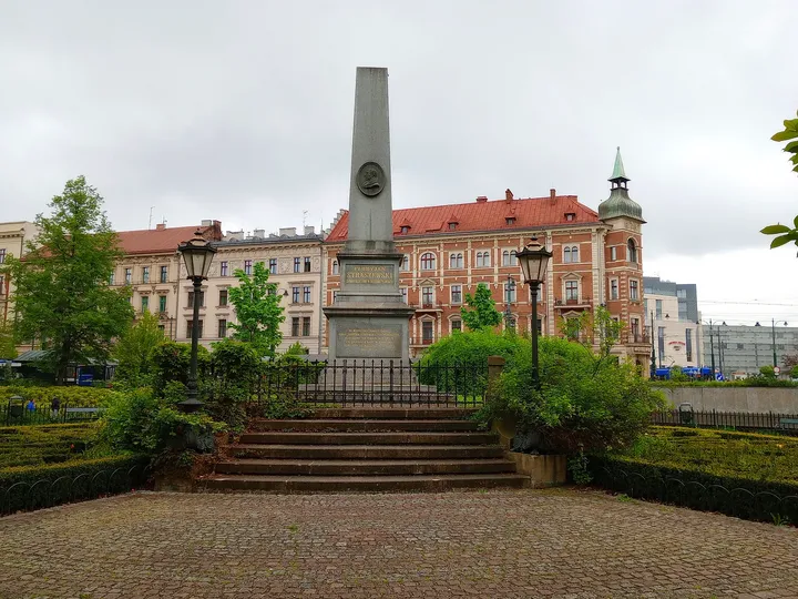 The obelisk above the planted steps at Florian Straszewski monument