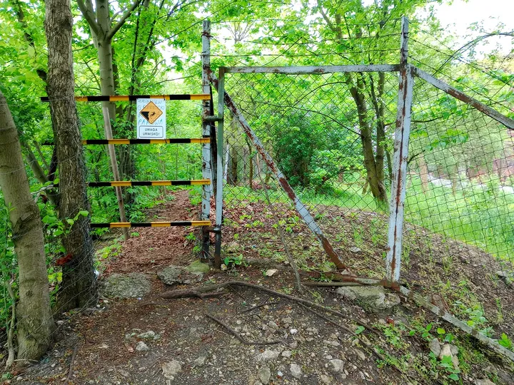 Uneven ground beside the fence at Fort 31: Saint Benedict