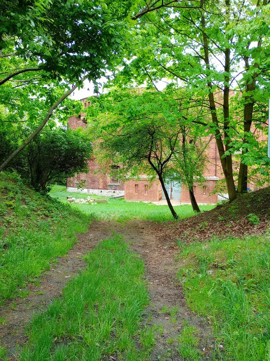 Wooded approach to the historic building at Fort 31: Saint Benedict