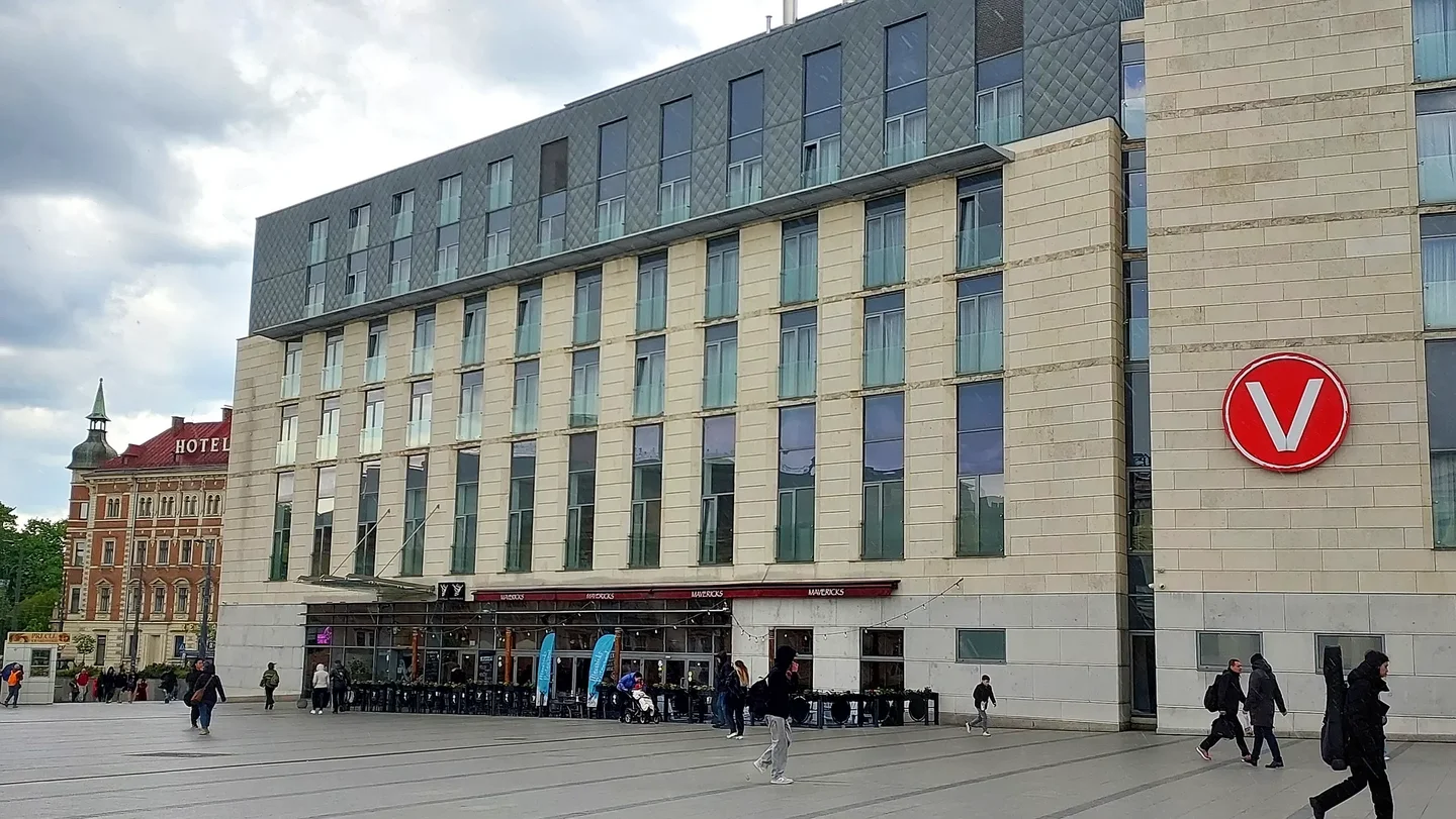 Shopping centre frontage beside the pedestrian approach at Galeria Krakowska