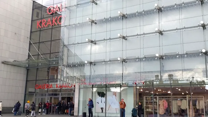 Main doors beneath the glazed façade at Galeria Krakowska