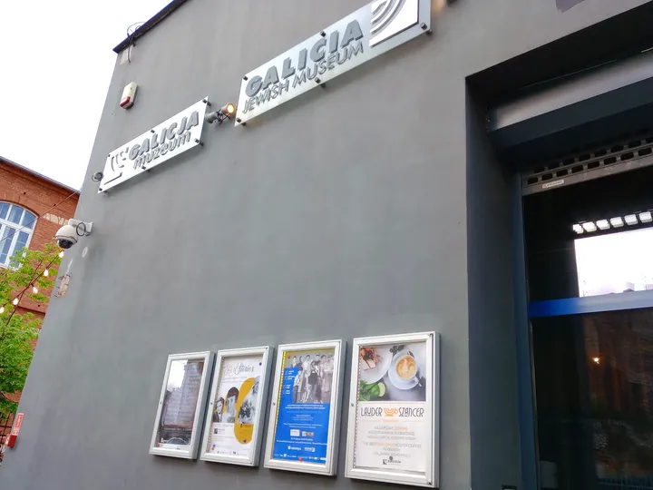 Entrance viewed from the pavement at Galicia Jewish Museum