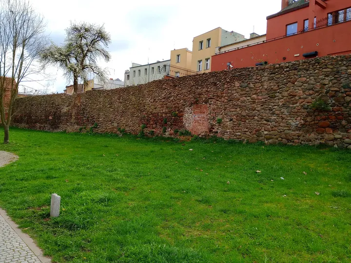 A path along the wall at General Maczek Square, Żagań