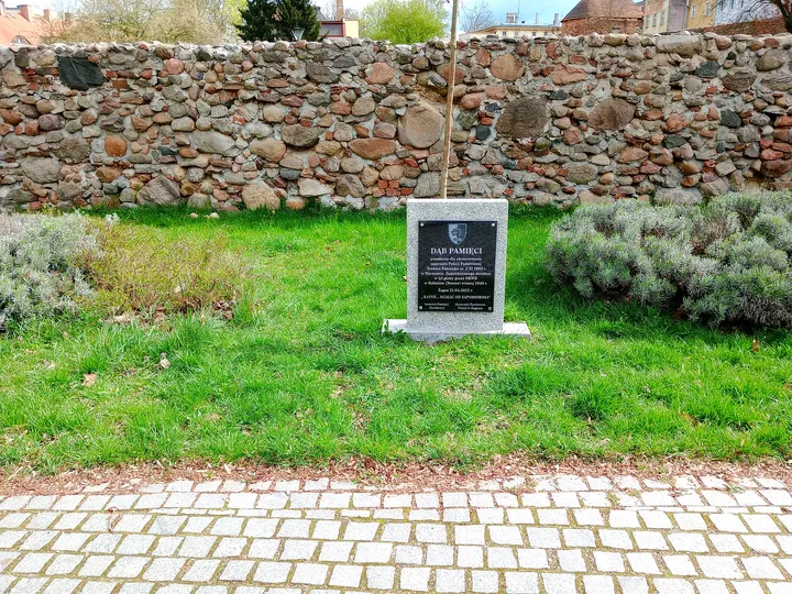 A commemorative tablet beside the lawn at General Maczek Square, Żagań