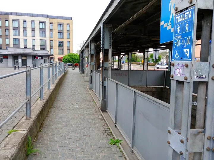 The neighbouring pavement and railings at Ghetto Heroes Square