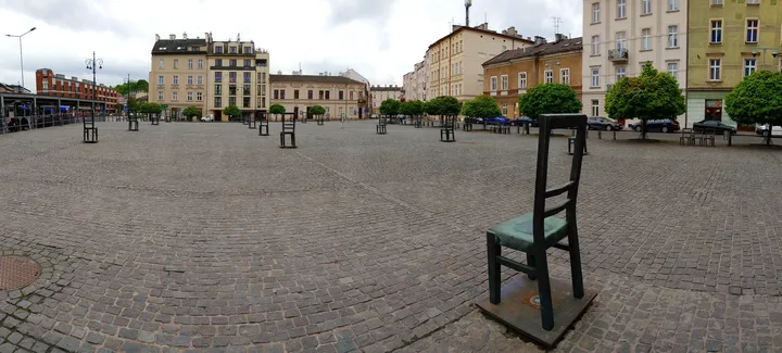 A group of chairs above the stone plinth at Ghetto Heroes Square