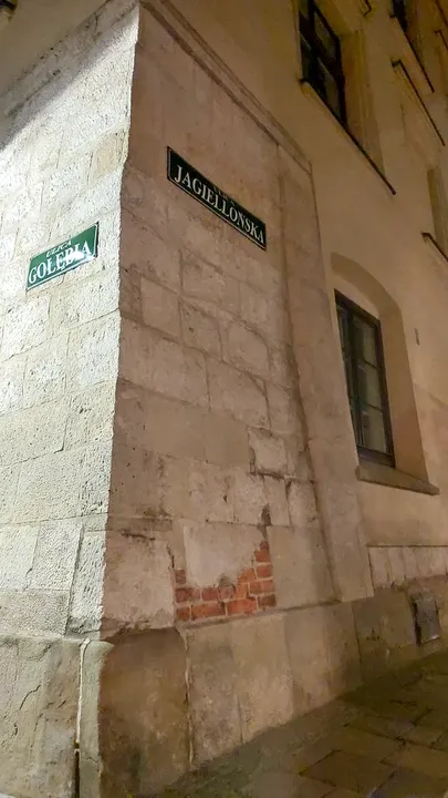 The old wall and carved doorway at Gołębia Street