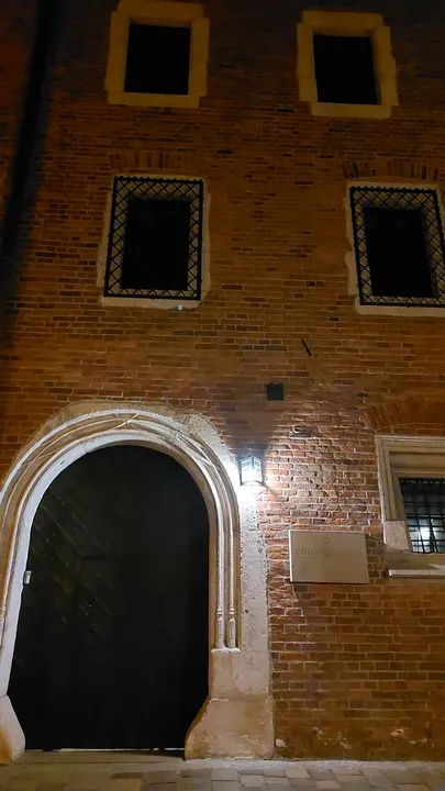 The arched passage beneath the upper window at Gołębia Street