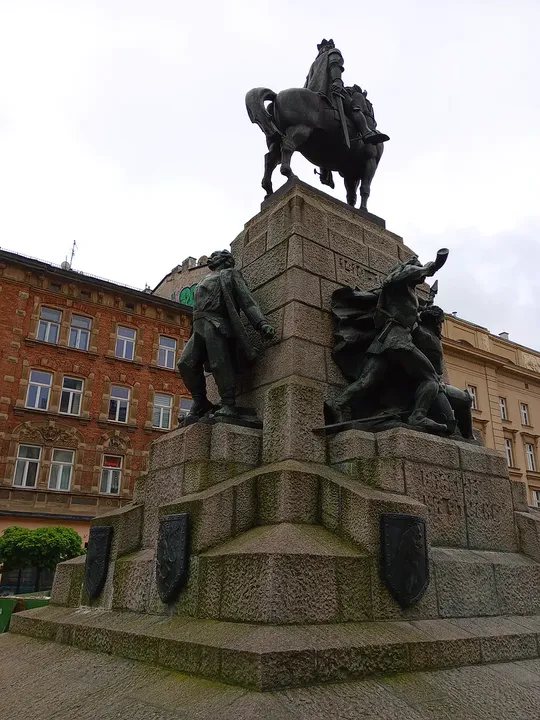 The monument framed by townhouses at Grunwald Monument