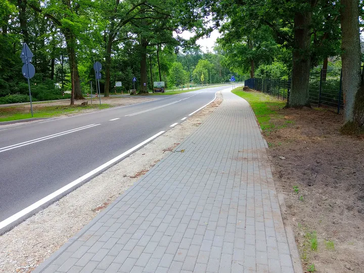The footpath beside the road at H2Ochla swimming lake