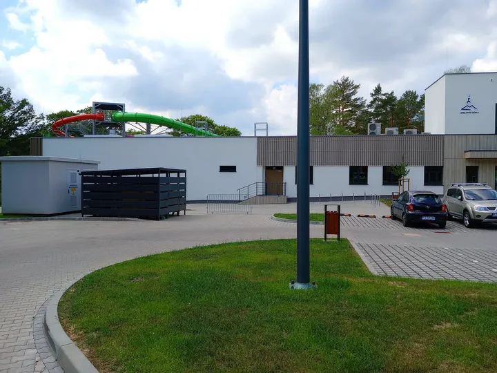 The approach to the visitor buildings at H2Ochla swimming lake