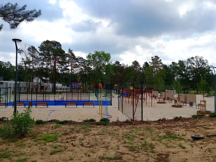 The open sandy area and play equipment at H2Ochla swimming lake