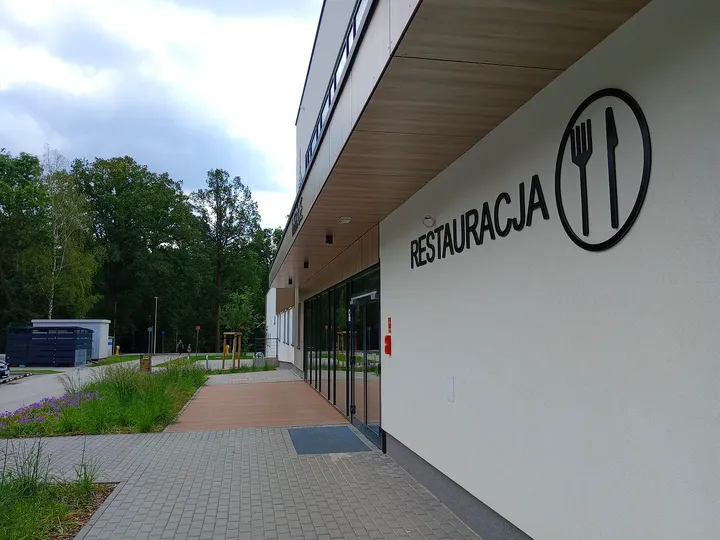 The building beside the exit path at H2Ochla swimming lake