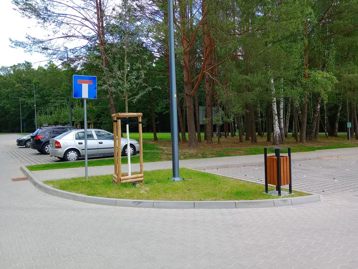 The entrance junction and visitor parking at H2Ochla swimming lake