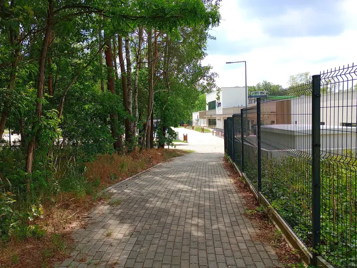 A path beside the boundary fence at H2Ochla swimming lake