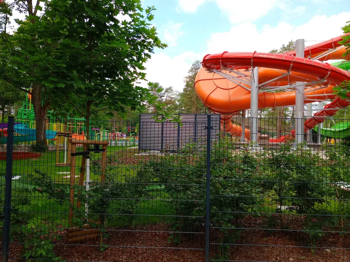 Slides behind the wooded edge at H2Ochla swimming lake