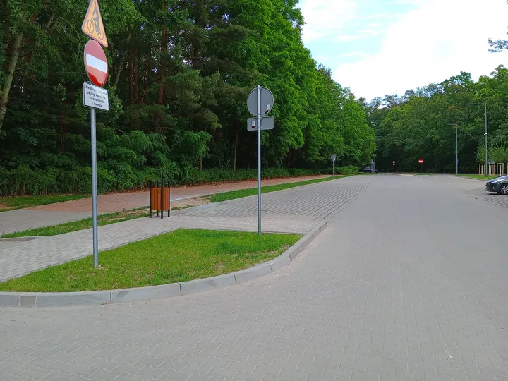The approach road through the trees at H2Ochla swimming lake