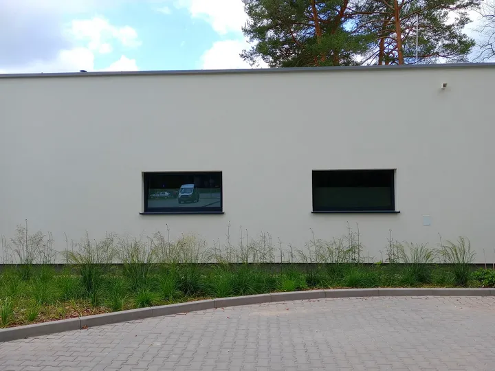 A white building beside the grounds at H2Ochla swimming lake