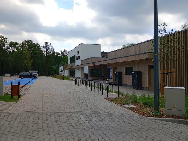 The paved entrance to the recreation area at H2Ochla swimming lake