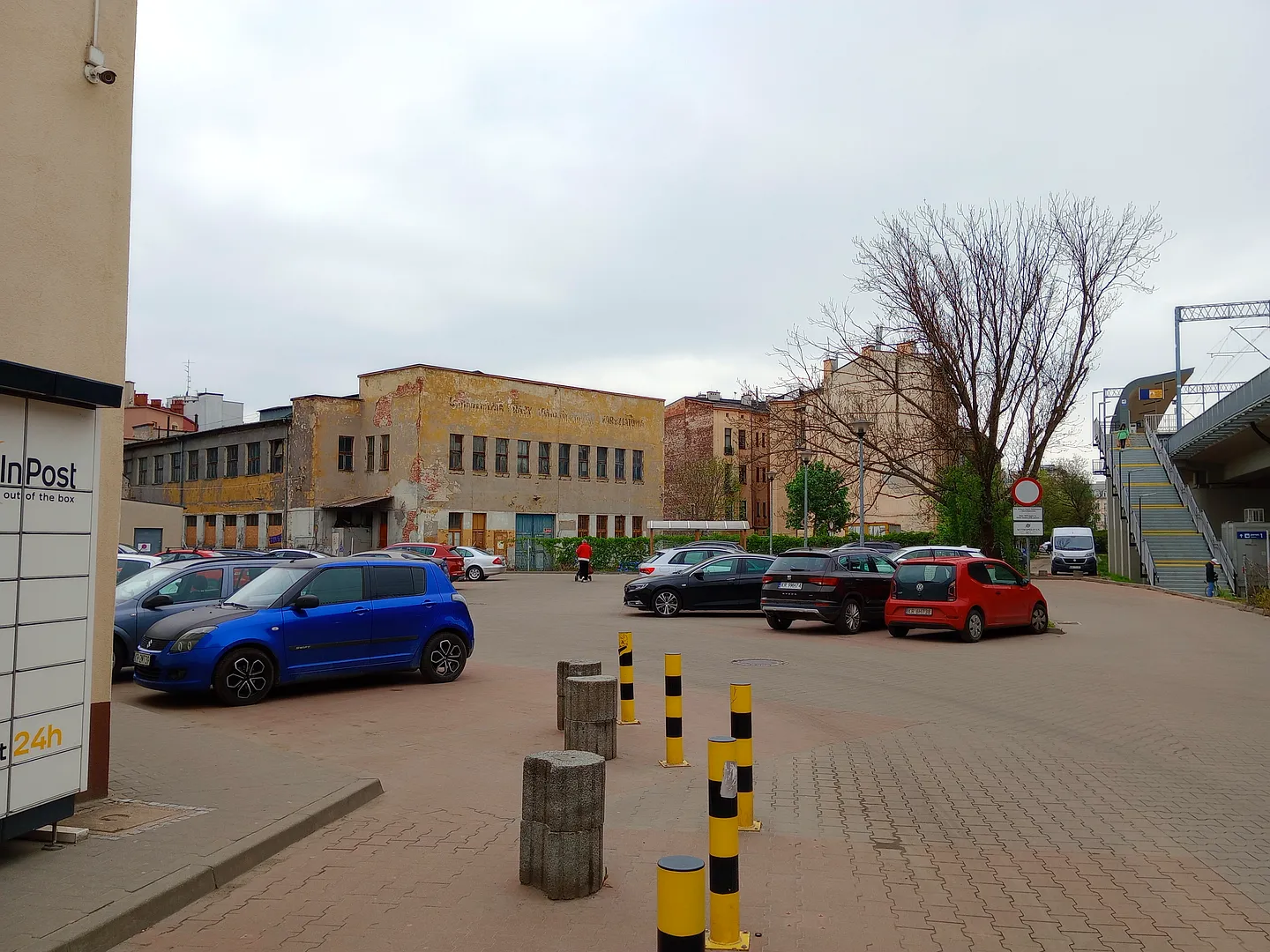 Halicka Street beside the railway structure at Halicka Street