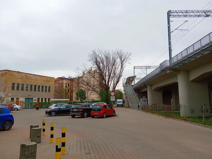 Street approach along the viaduct at Halicka Street