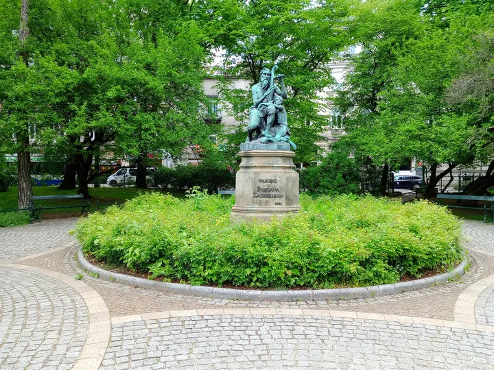 The harpist sculpture beside a curved path at Harpist monument