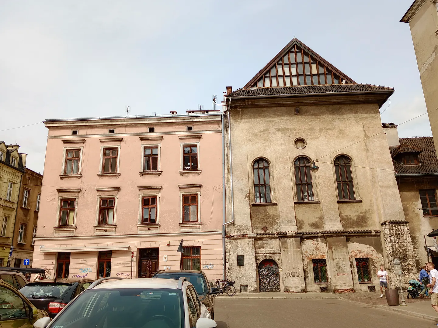 Tall synagogue frontage among the townhouses at High Synagogue