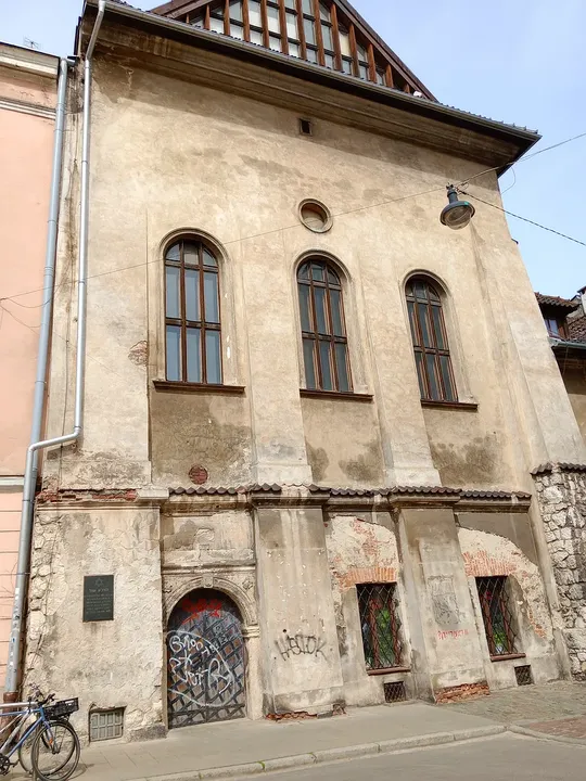 Upper windows above the lower doorway at High Synagogue