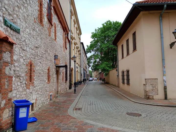 Lane between the presbytery and neighbouring frontage at Holy Cross presbytery, Kraków