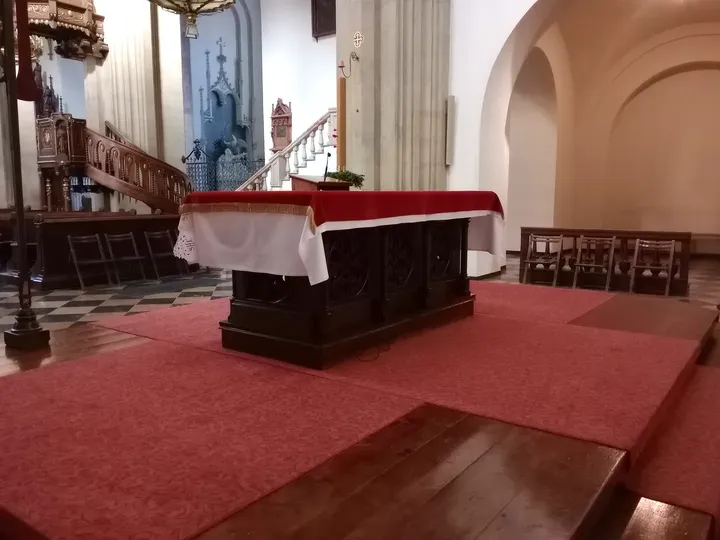 The altar and red-carpeted chancel at Holy Trinity Basilica, Kraków