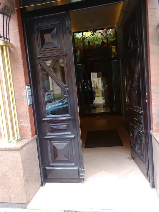 The entrance doors from the pavement at Hotel Kazimierz