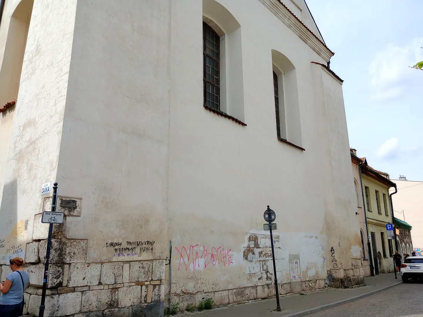 Tall pale frontage seen from the corner at Isaac Synagogue