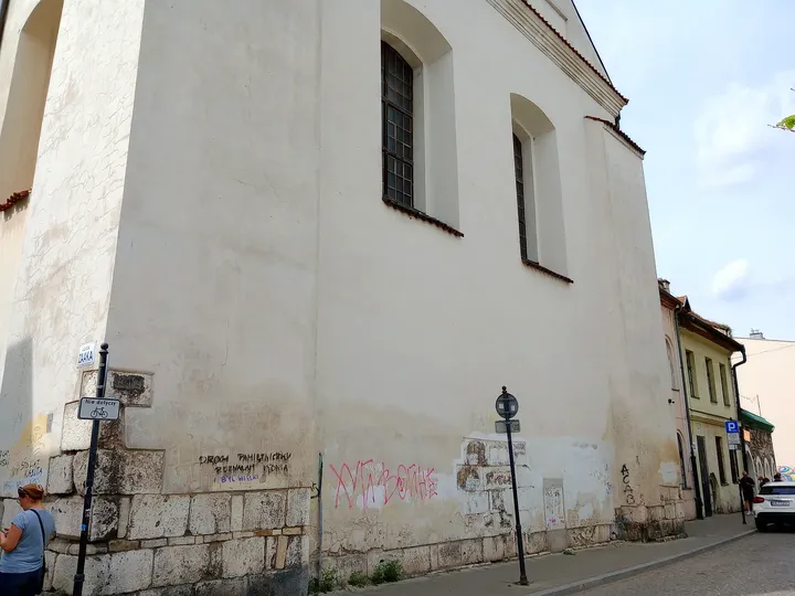 Tall pale frontage seen from the corner at Isaac Synagogue