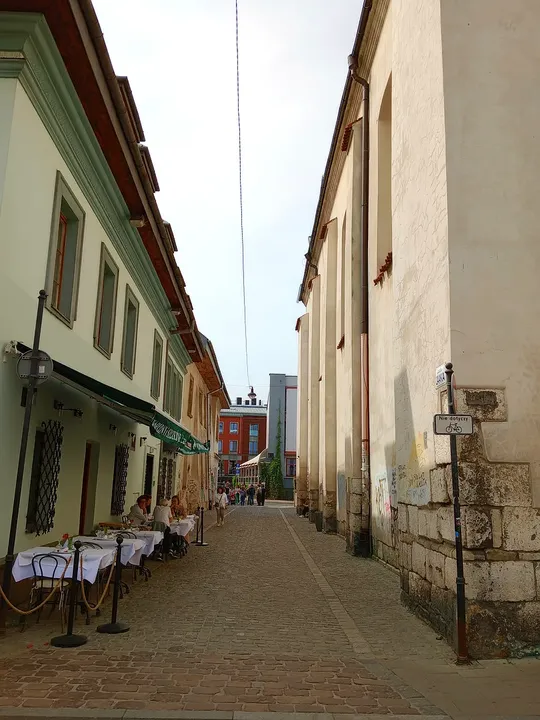 Synagogue wall along the narrow street at Isaac Synagogue
